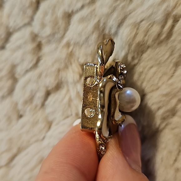 #0144 Park Lane?? Cream/white enamel flower pendant - Picture 4 of 4